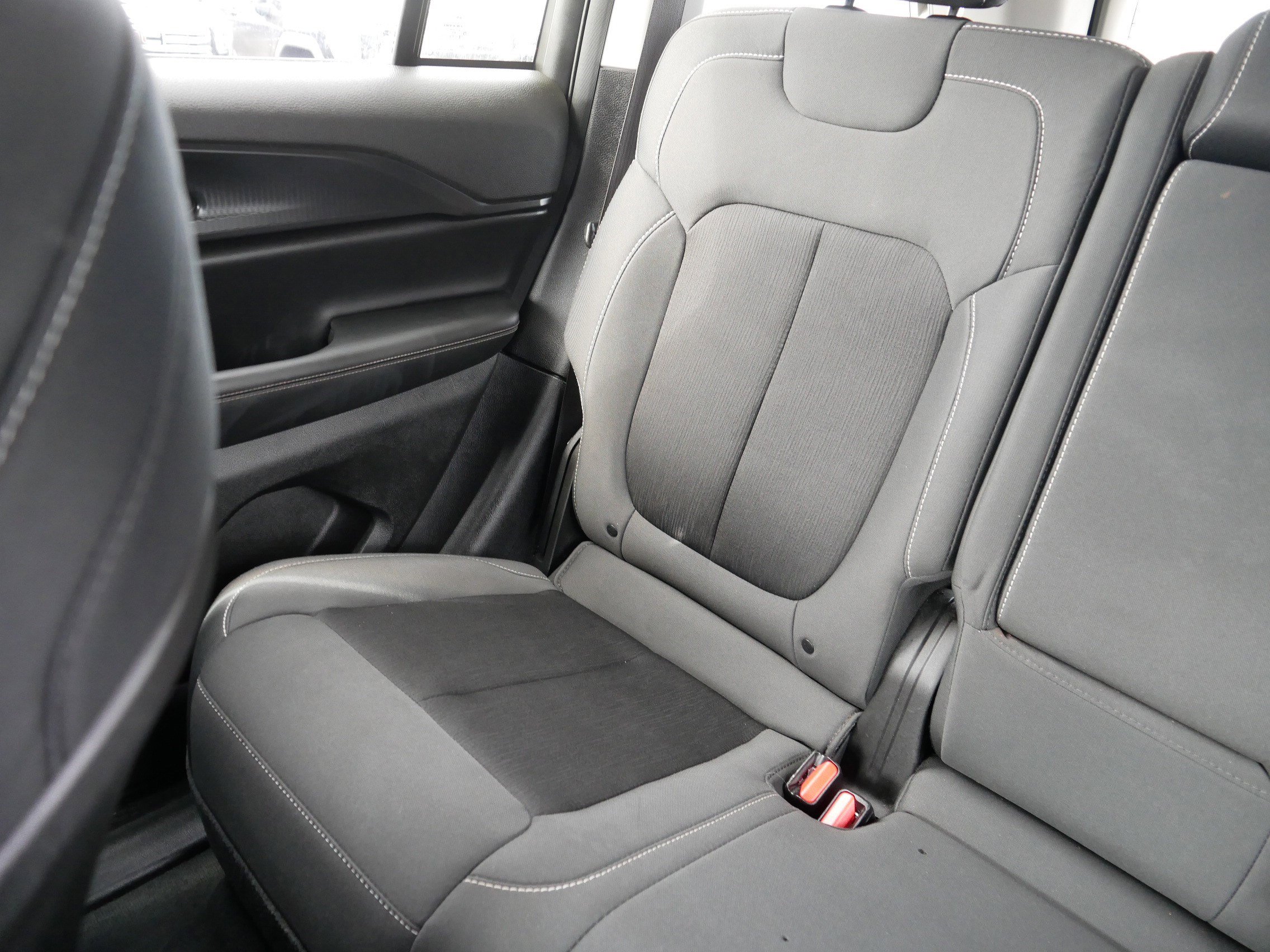 Used 2023 Jeep Grand Cherokee Laredo image 12