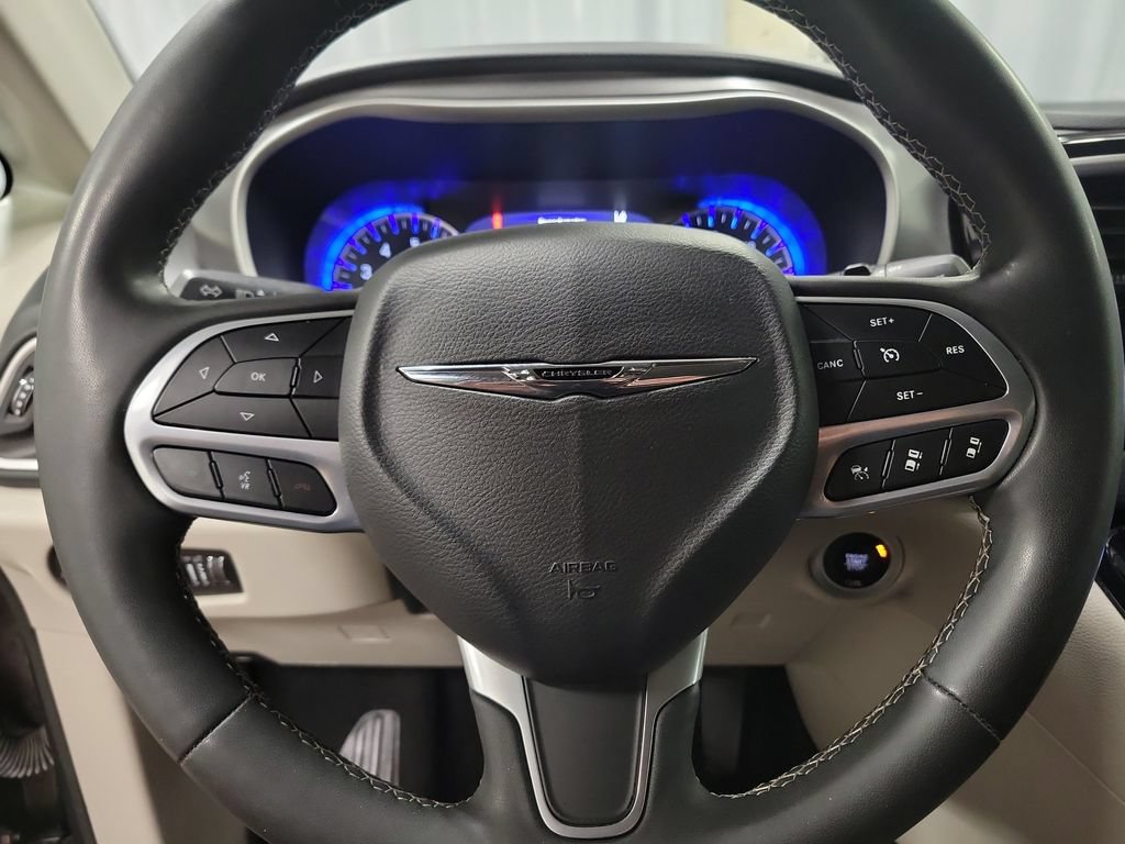 Used 2023 Chrysler Pacifica Touring-L FWD image 17