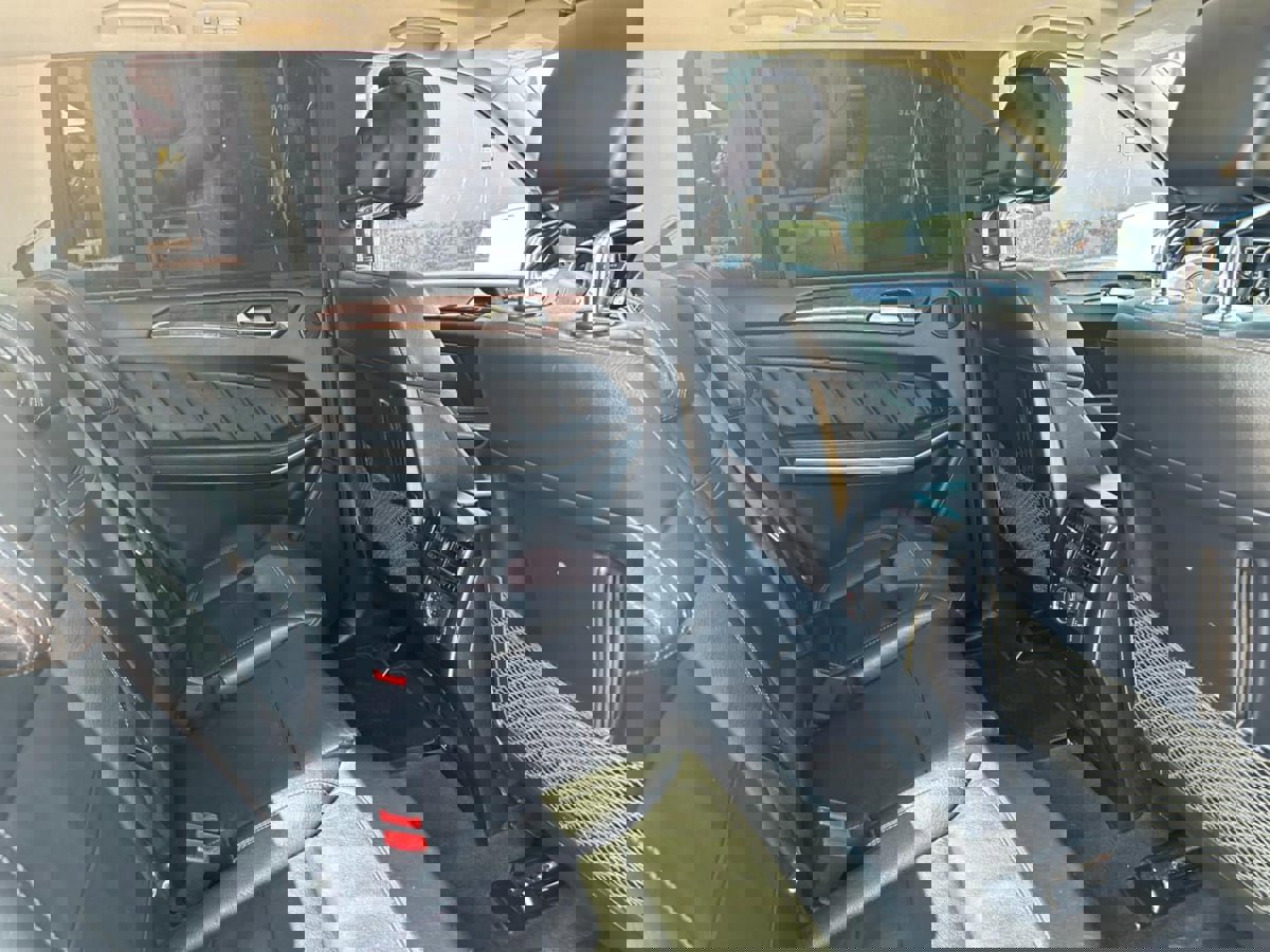 Used 2014 Mercedes-Benz GL 550 4MATIC image 33