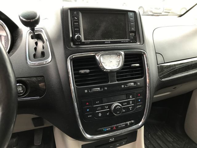 Used 2014 Chrysler Town & Country Touring w/ Driver Convenience Group image 5