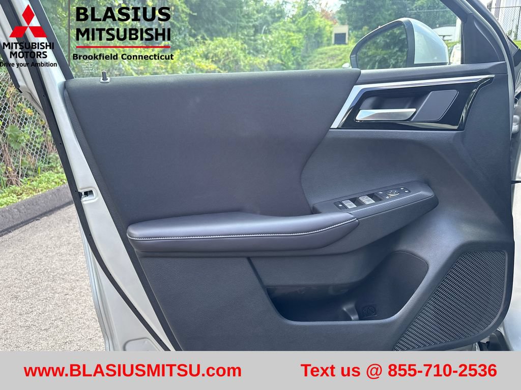 Used 2025 Mitsubishi Outlander ES AWD/4WD image 16