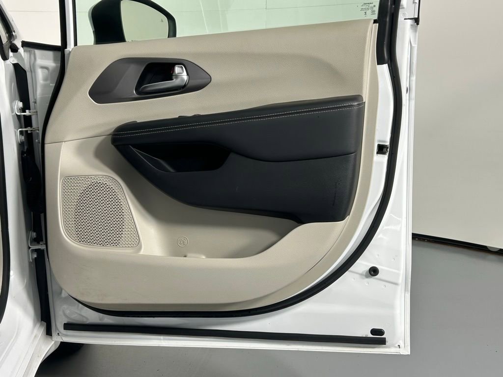 Used 2023 Chrysler Pacifica Touring-L image 9