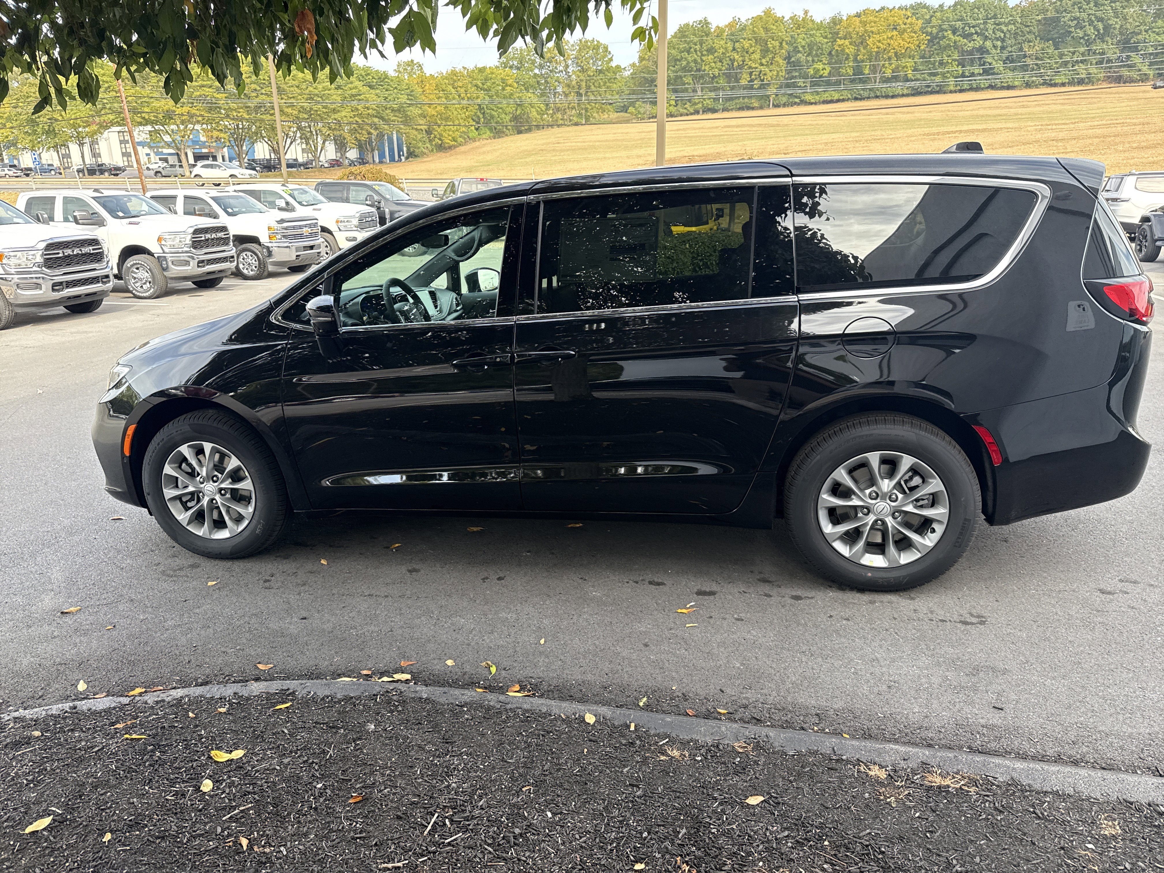 New 2026 Chrysler Pacifica Select image 7