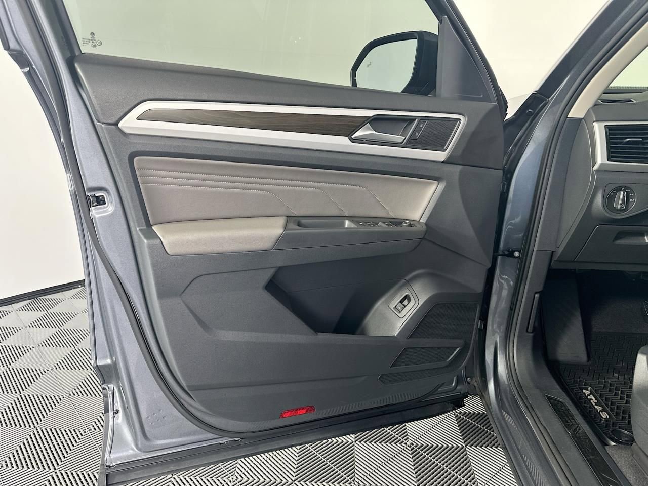 Used 2022 Volkswagen Atlas SE w/ Black Wheel Package image 25