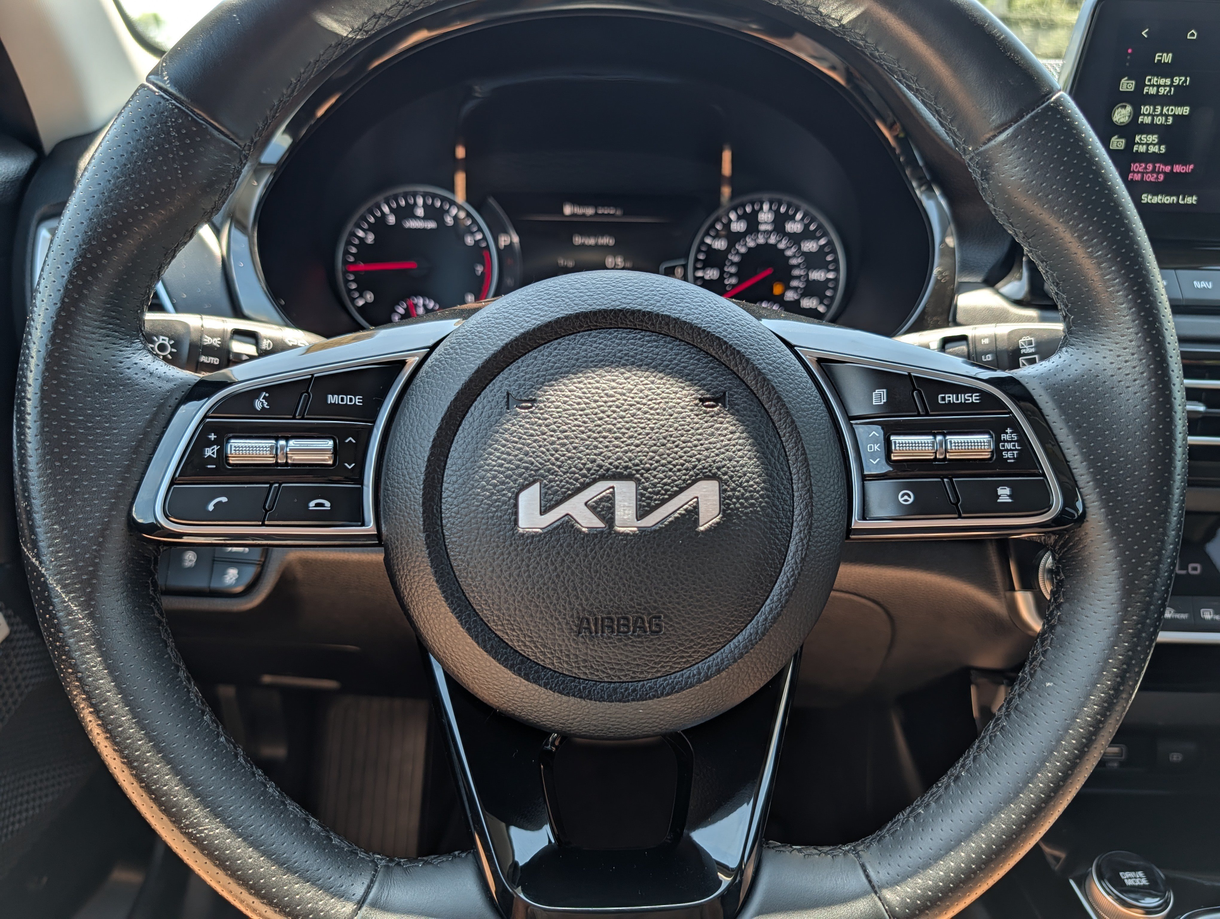 Certified 2023 Kia Seltos SX w/ SX Sunroof Package AWD/4WD image 25