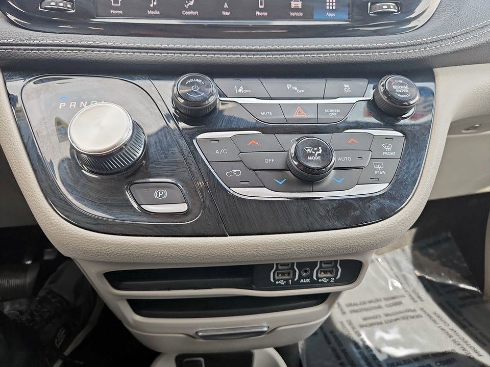 Used 2024 Chrysler Pacifica Limited FWD image 26
