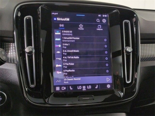 Used 2023 Volvo XC40 B5 Plus image 22