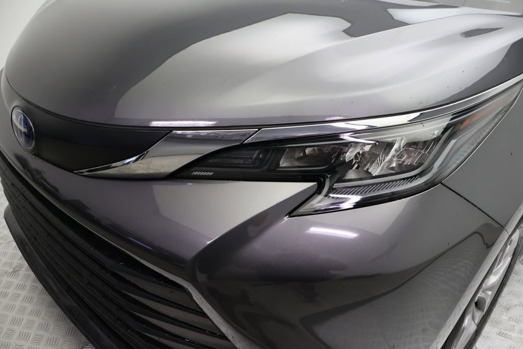 Certified 2025 Toyota Sienna XLE FWD image 3
