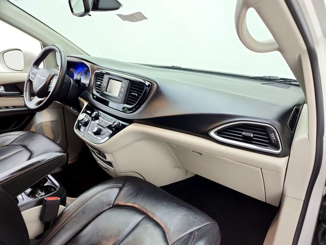 Used 2017 Chrysler Pacifica Touring-L w/ Tire & Wheel Group FWD image 21