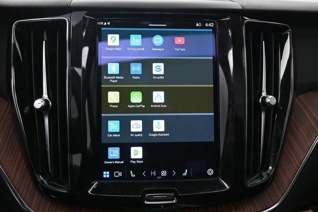 Used 2023 Volvo XC60 B5 Plus image 17