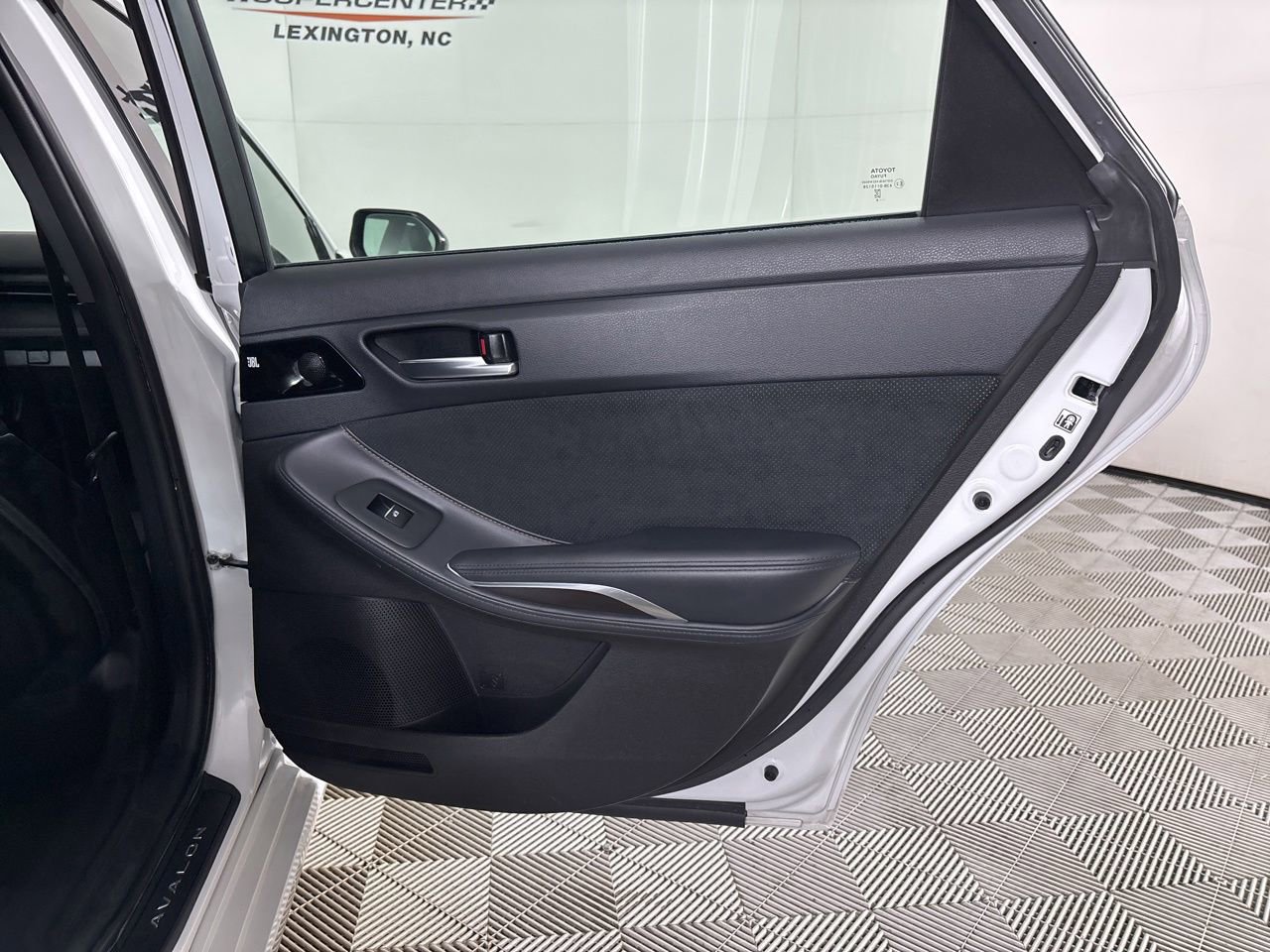 Used 2019 Toyota Avalon Touring FWD image 29