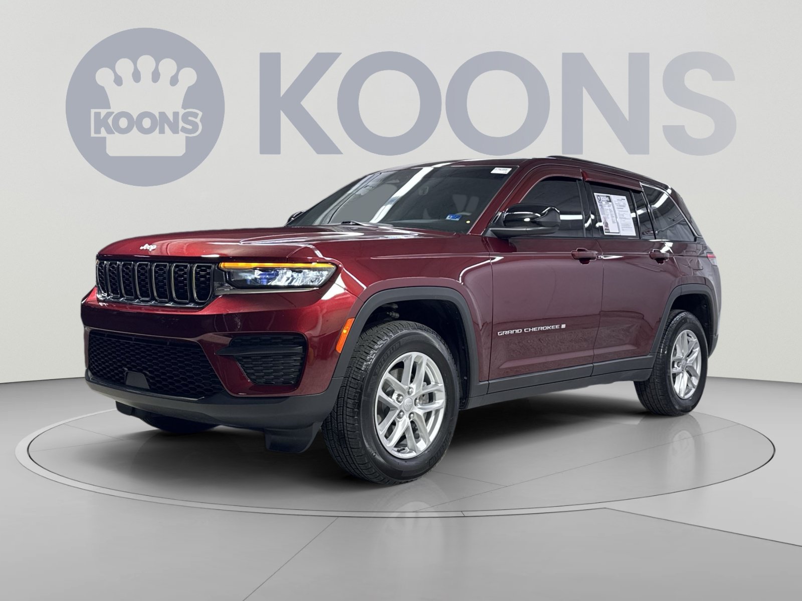Used 2025 Jeep Grand Cherokee Laredo AWD/4WD image 1