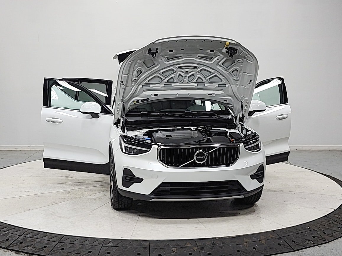 Used 2024 Volvo XC40 B5 Plus AWD/4WD image 11