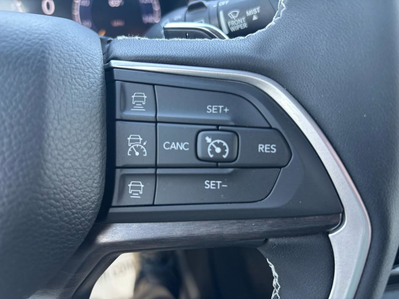 Used 2024 Jeep Grand Cherokee Limited w/ Luxury Tech Group II image 19