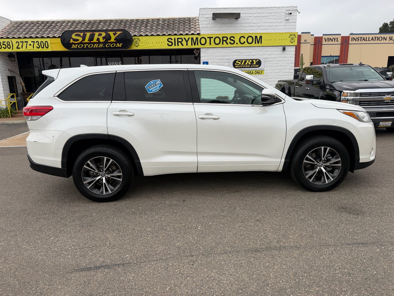 Used 2017 Toyota Highlander Plus w/ Carpet Mat Package FWD image 2