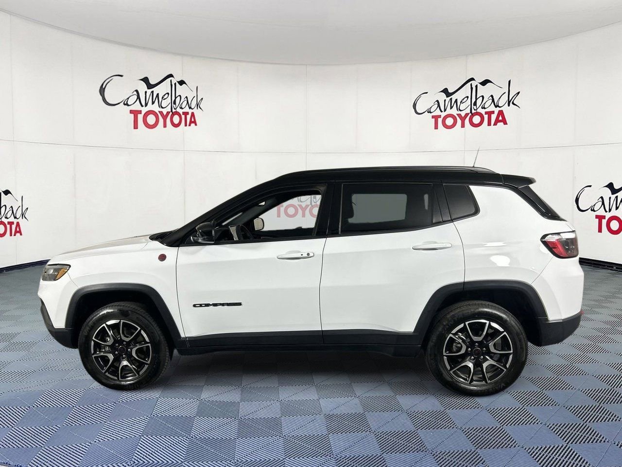 Used 2025 Jeep Compass Trailhawk AWD/4WD image 4