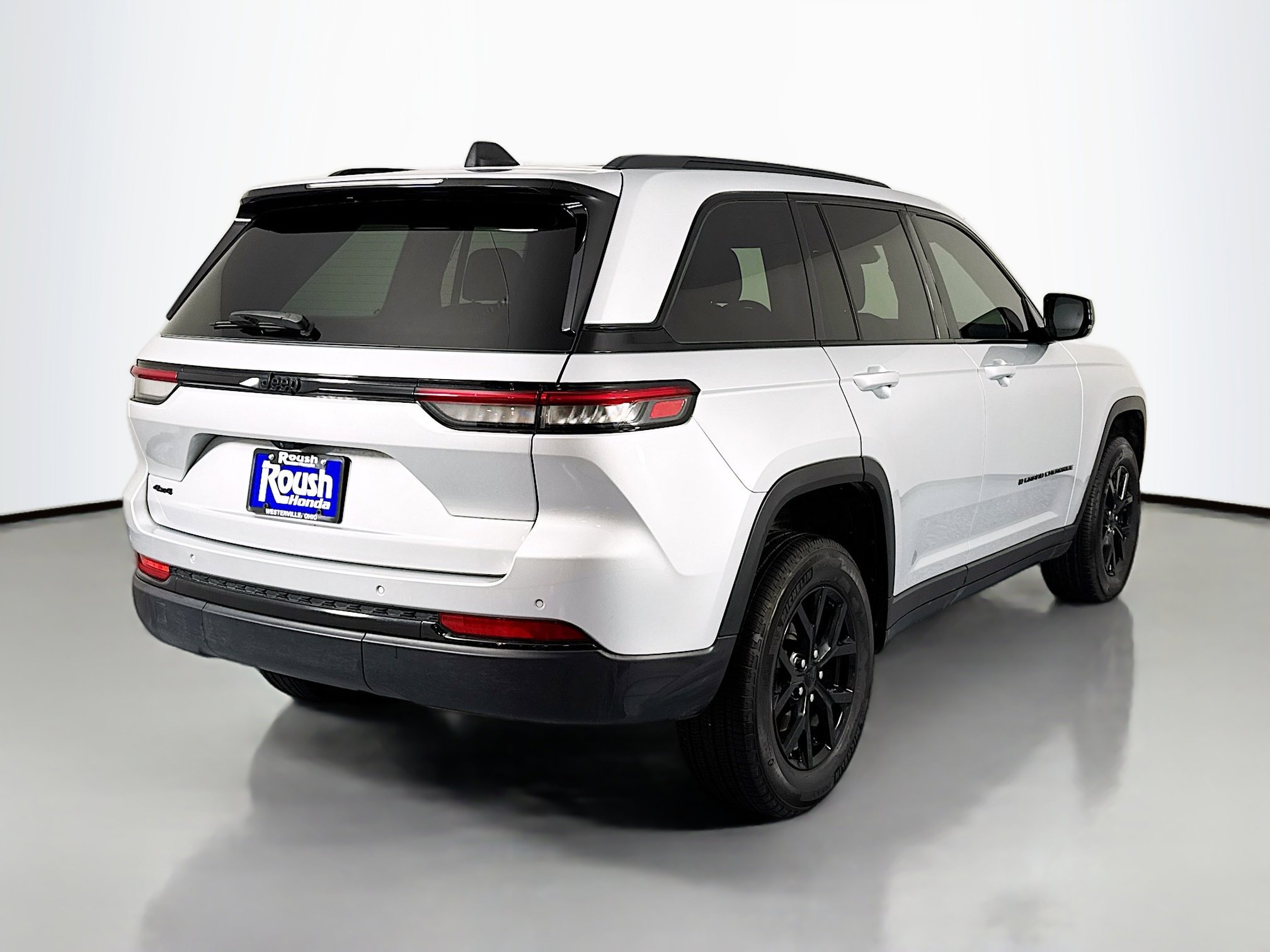 Used 2024 Jeep Grand Cherokee Altitude AWD/4WD image 5