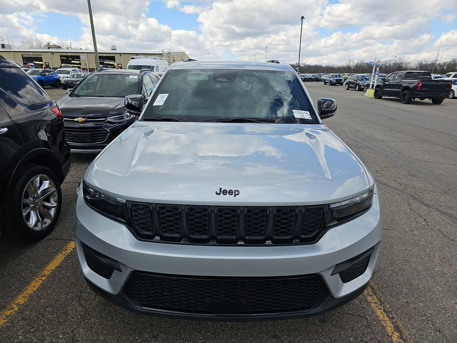 Used 2024 Jeep Grand Cherokee Altitude image 2