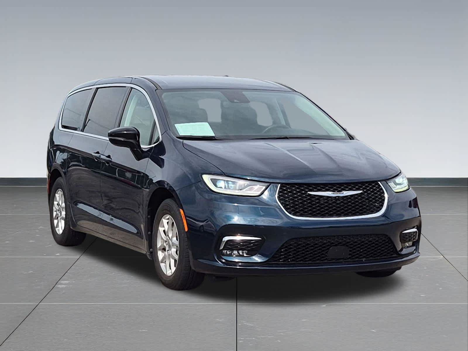 Used 2024 Chrysler Pacifica Touring-L FWD image 8