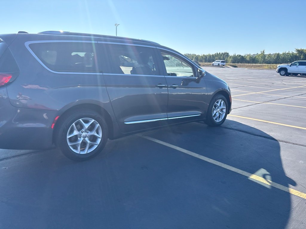 Used 2020 Chrysler Pacifica Limited w/ Advanced Safetytec Group FWD image 12