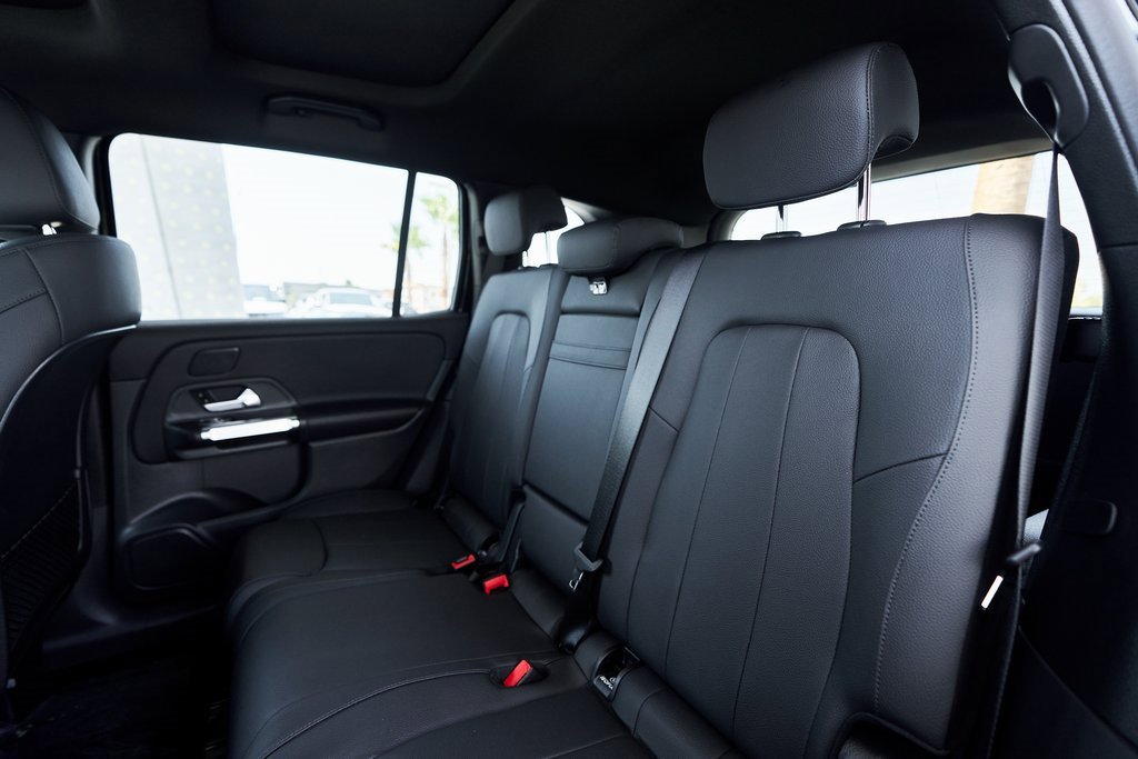 Used 2025 Mercedes-Benz GLB 250 4MATIC w/ Exclusive Package image 29