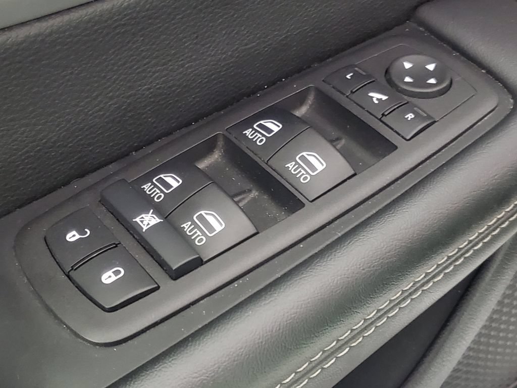Used 2025 Chrysler Pacifica Limited FWD image 22