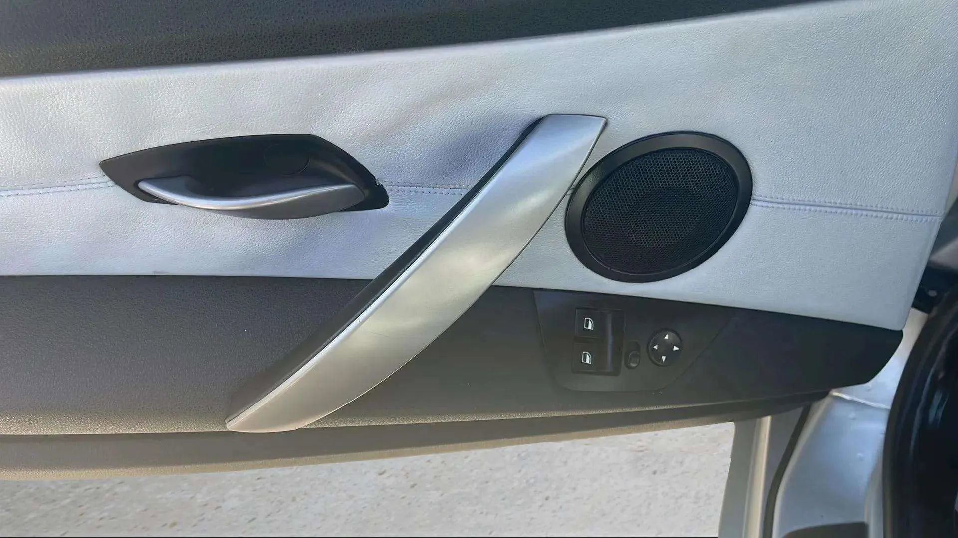 Used 2005 BMW Z4 2.5i image 12