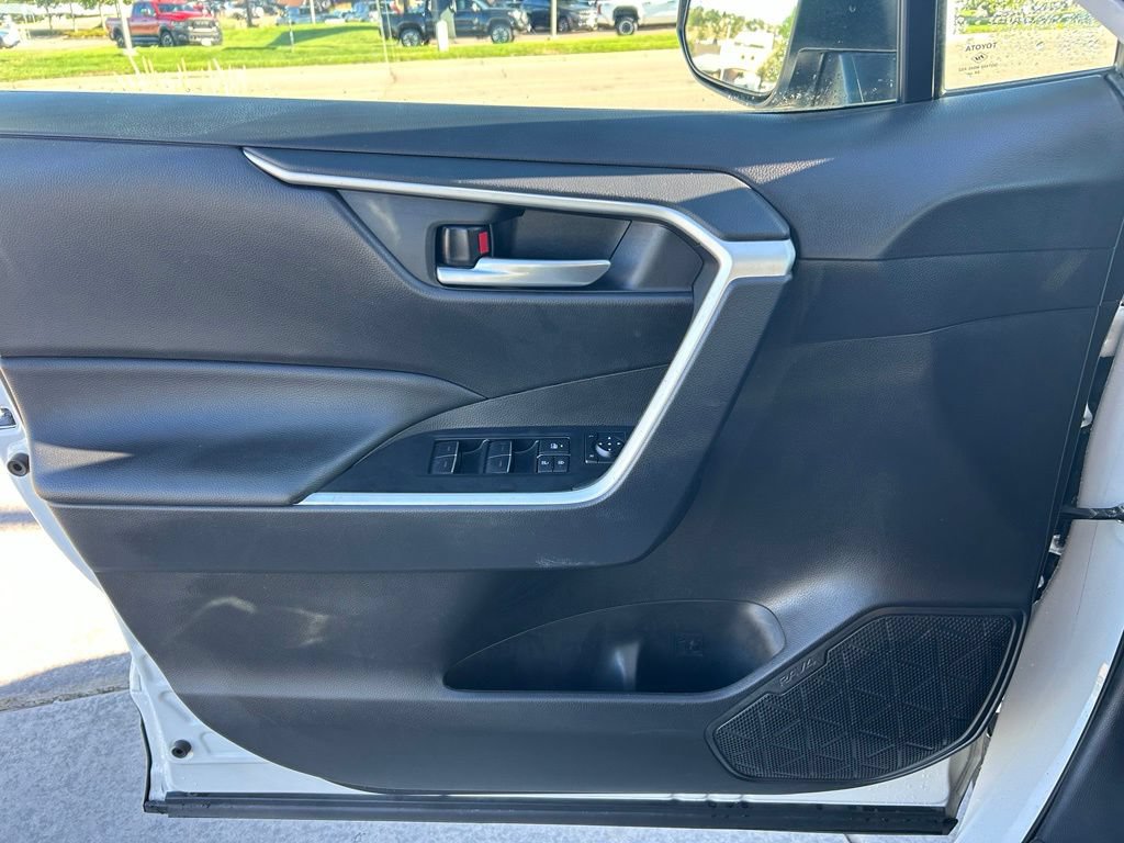 Used 2025 Toyota RAV4 XLE AWD/4WD image 8