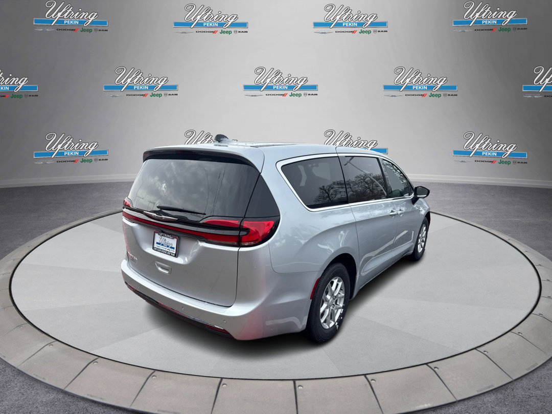 New 2026 Chrysler Pacifica Select image 3