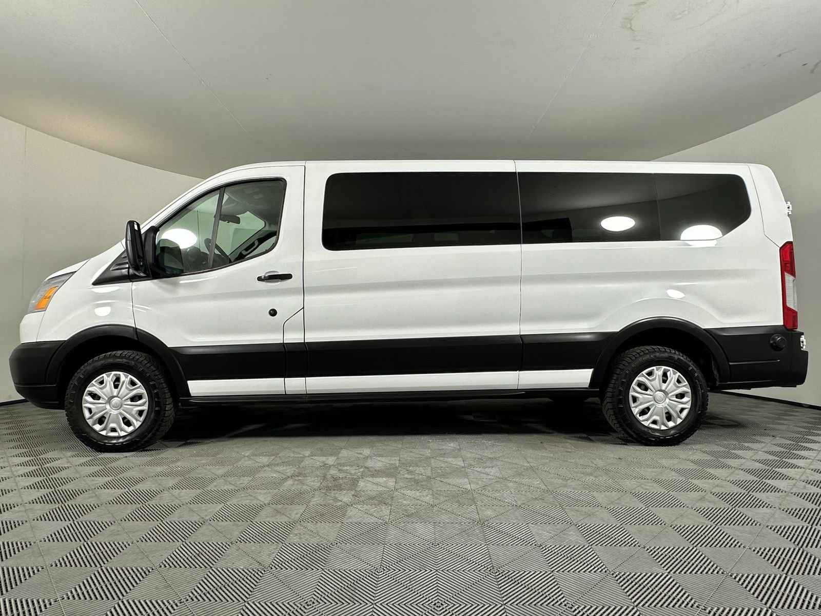 Used 2019 Ford Transit 350 XLT RWD image 17
