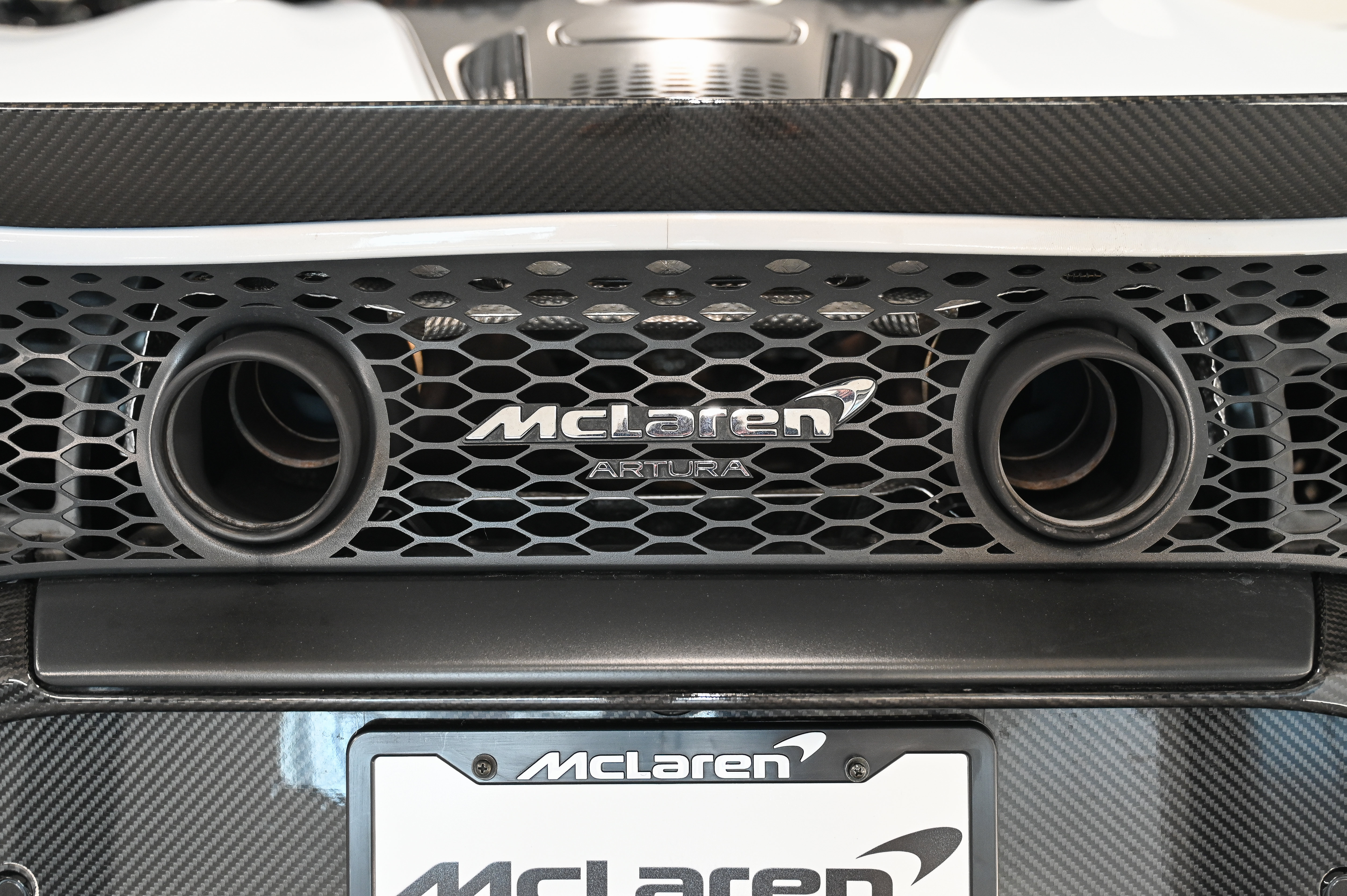 Used 2023 McLaren Artura RWD image 13