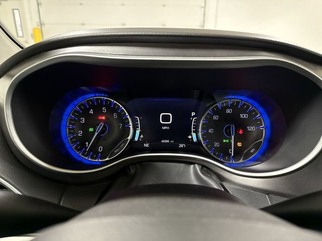Used 2024 Chrysler Pacifica Touring-L FWD image 12