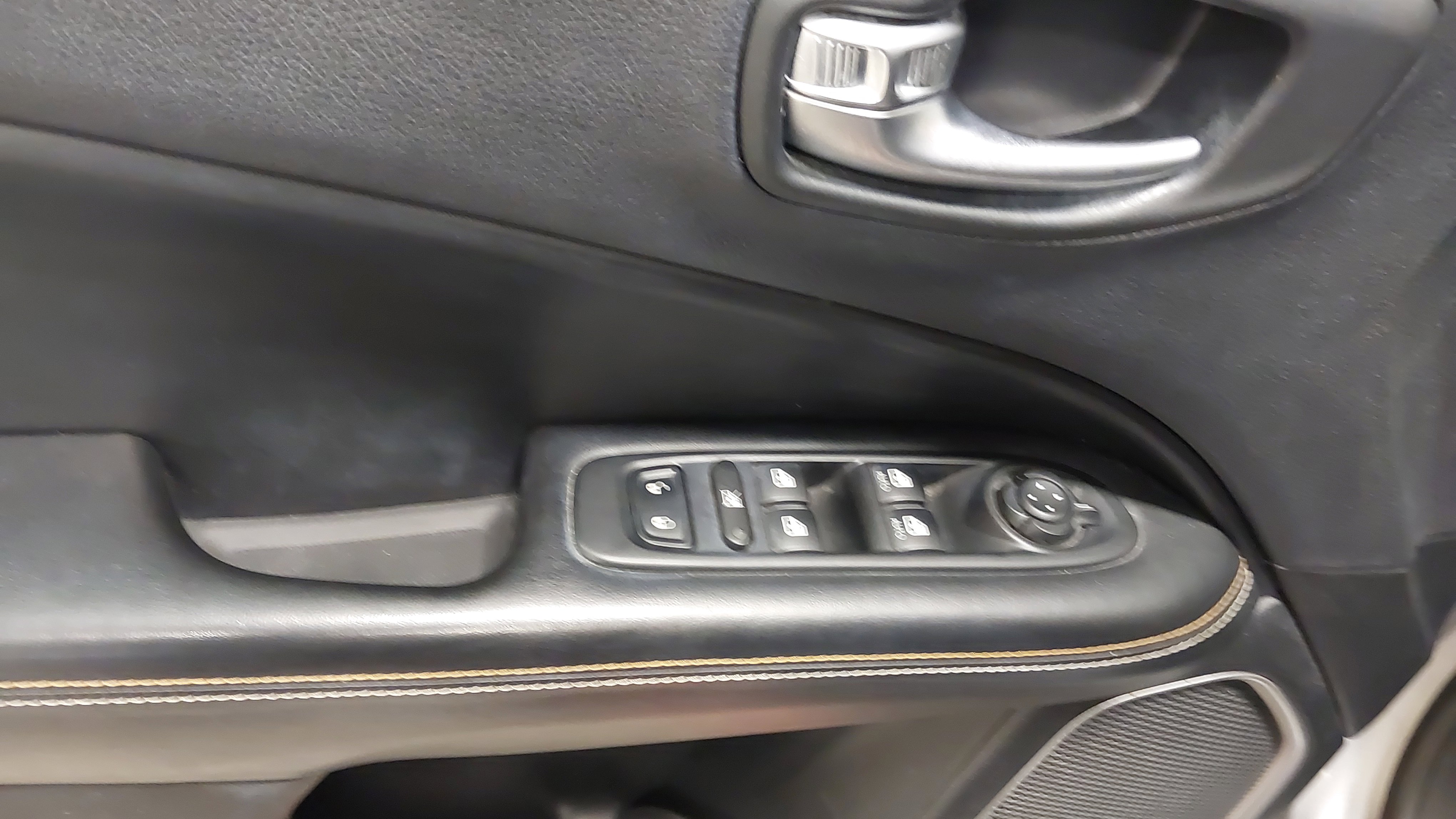 Used 2017 Jeep Compass Latitude w/ Popular Equipment Group image 25