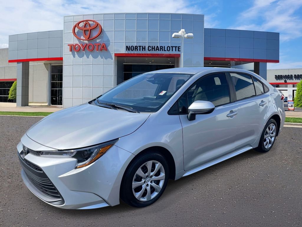 Used 2025 Toyota Corolla LE image 5