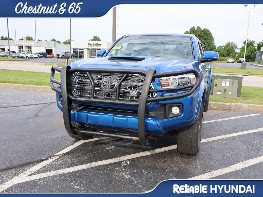 Used 2017 Toyota Tacoma TRD Sport AWD/4WD image 8