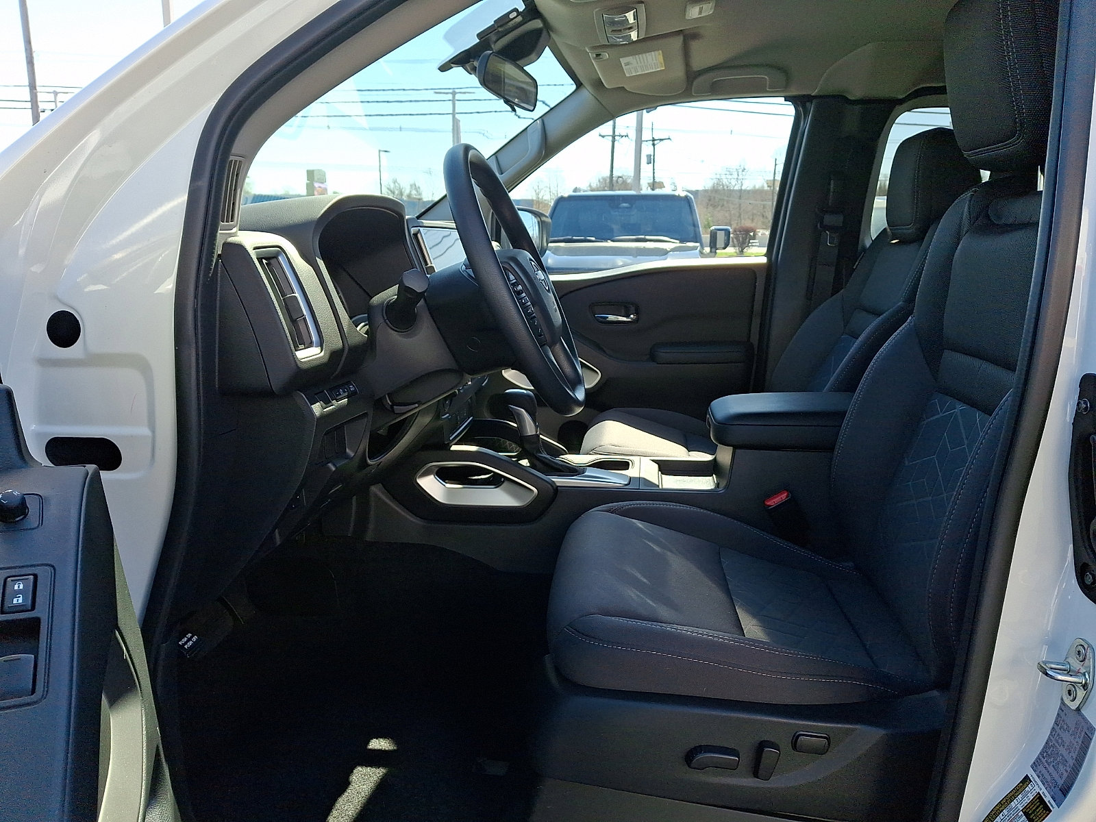 Used 2025 Nissan Frontier SV image 12