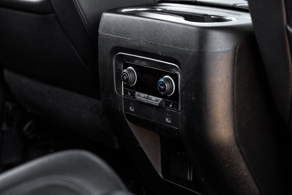 Used 2022 Chevrolet Suburban LT w/ Luxury Package image 40