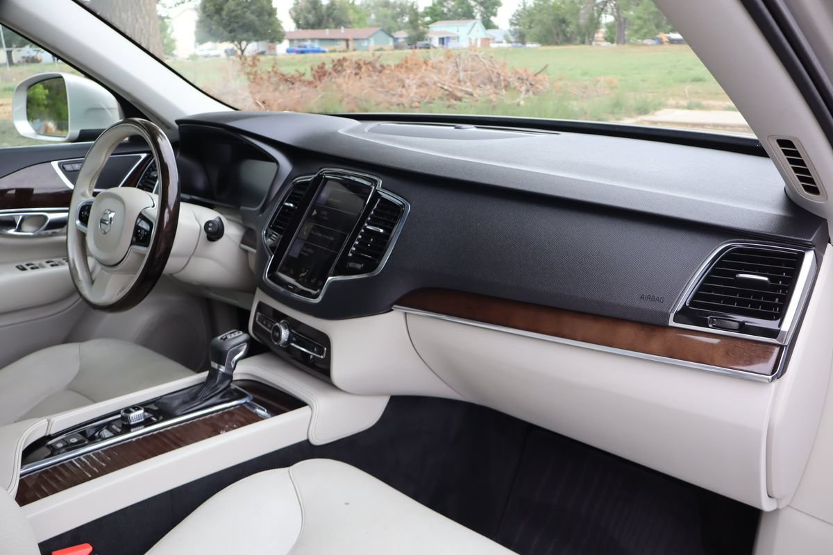 Used 2016 Volvo XC90 T6 Momentum w/ Momentum Plus Package AWD/4WD image 17