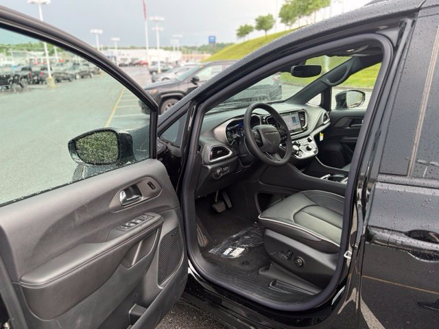 New 2027 Chrysler Pacifica Limited w/ Family Tech Group AWD/4WD image 15