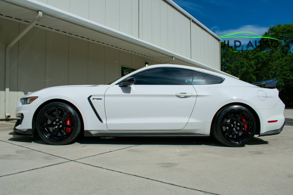 Used 2019 Ford Mustang Shelby GT350R w/ GT350R Equipment Group 920A RWD image 3