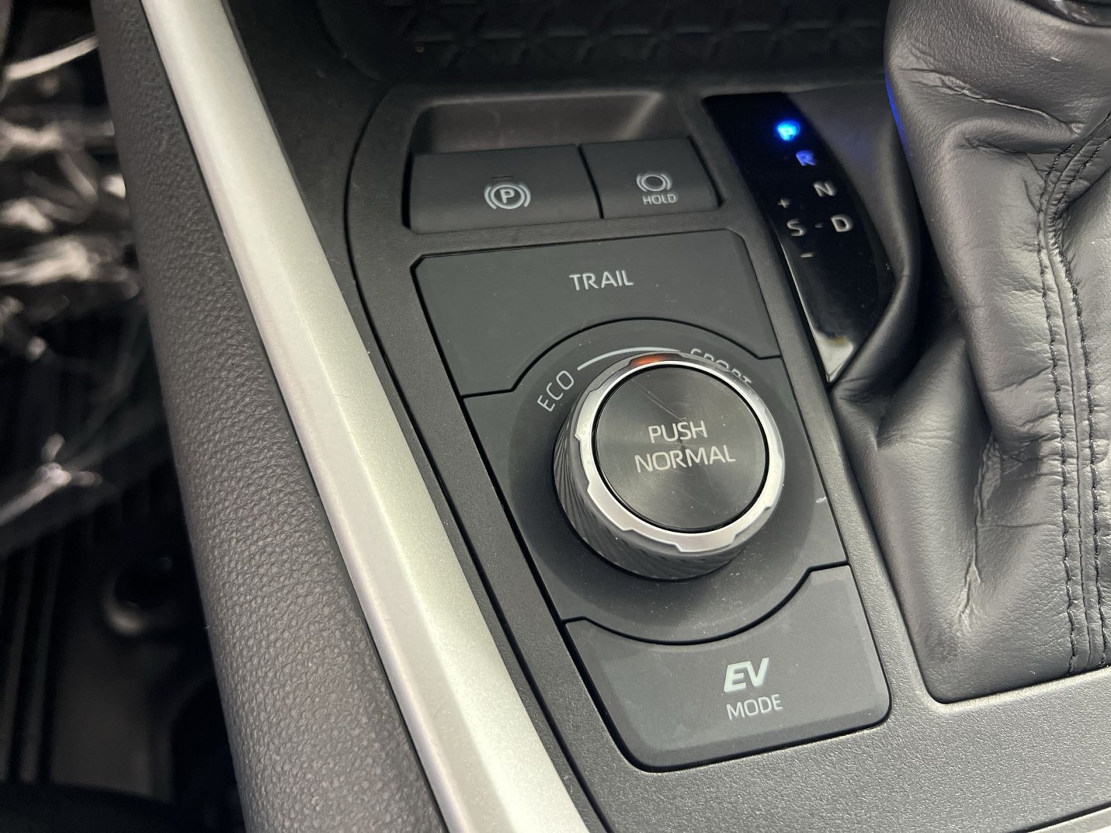 Used 2025 Toyota RAV4 XLE AWD/4WD image 32