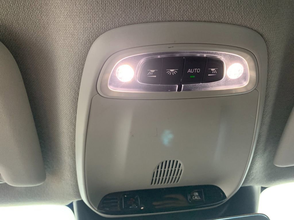 Used 2022 Volvo XC40 T5 Momentum image 28