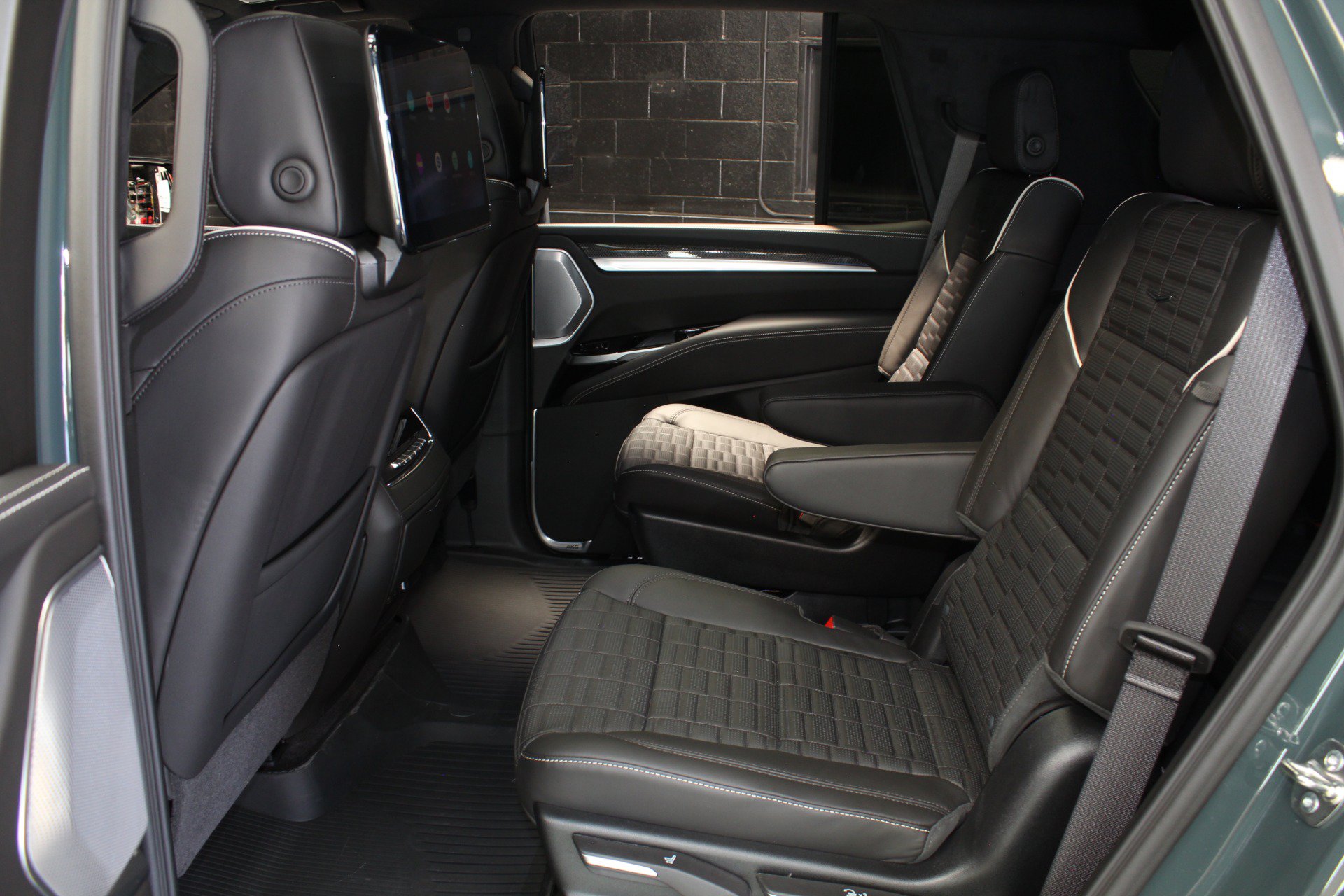 Used 2026 Cadillac Escalade V w/ LPO, ONYX Package AWD/4WD image 51