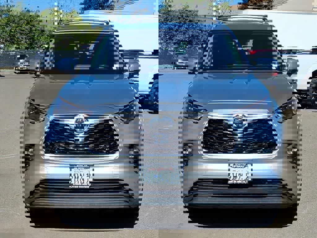 Used 2023 Toyota Highlander XLE image 2