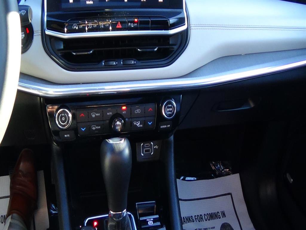 Used 2024 Jeep Compass Limited w/ Sun and Sound Group image 28