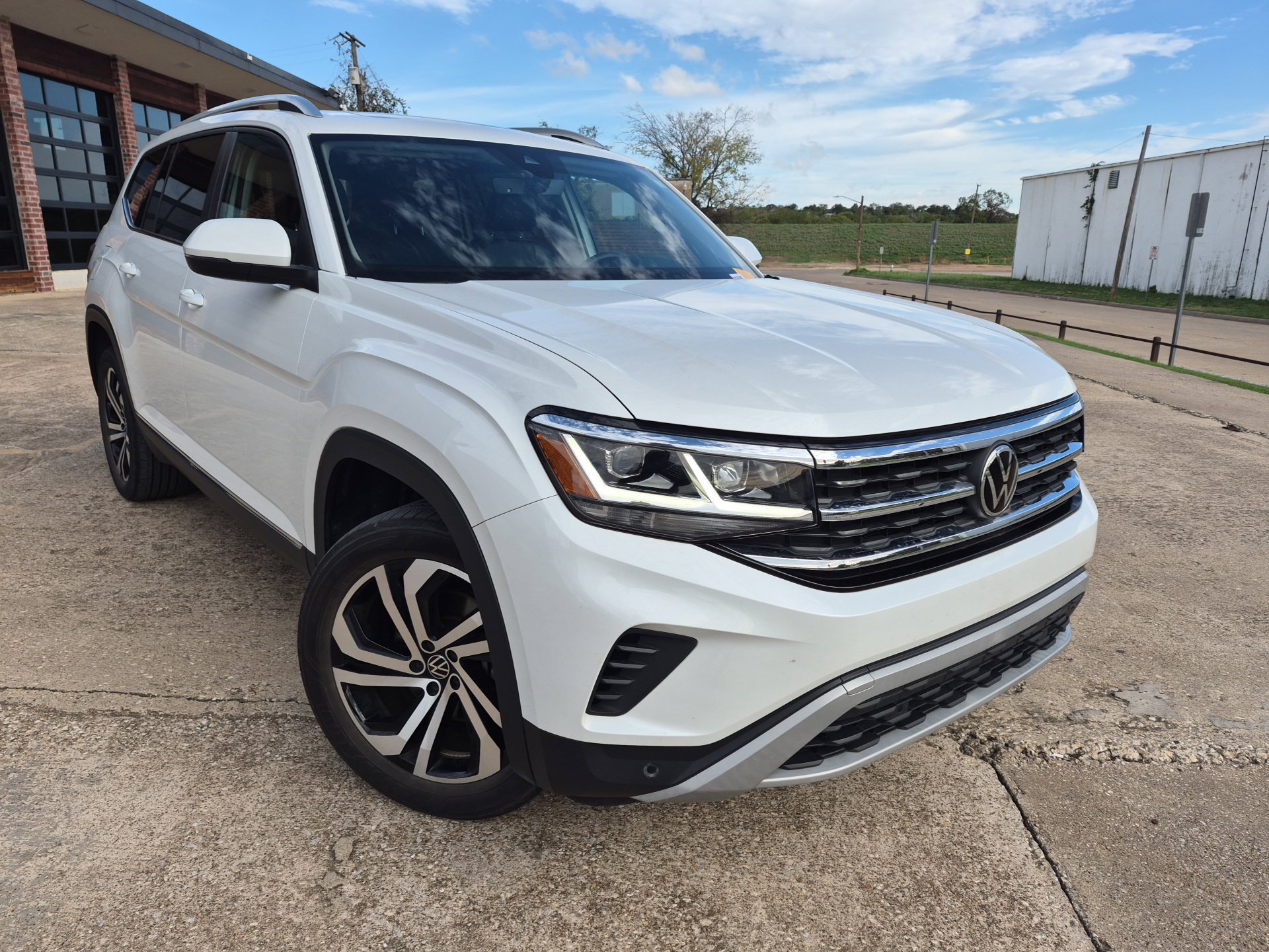 Used 2023 Volkswagen Atlas SEL AWD/4WD image 3