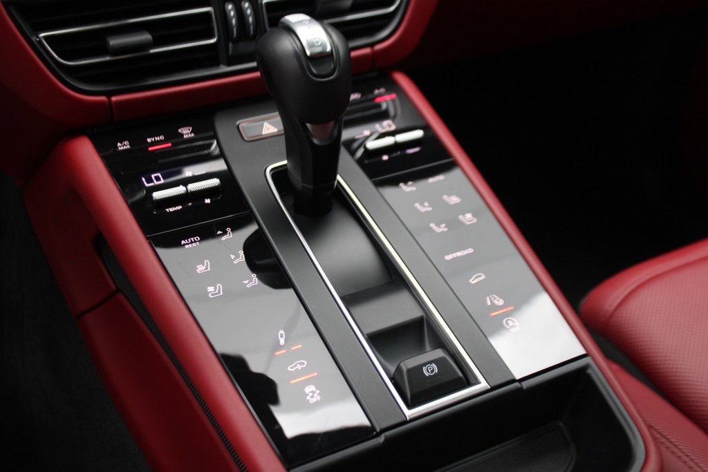 Used 2025 Porsche Macan image 27