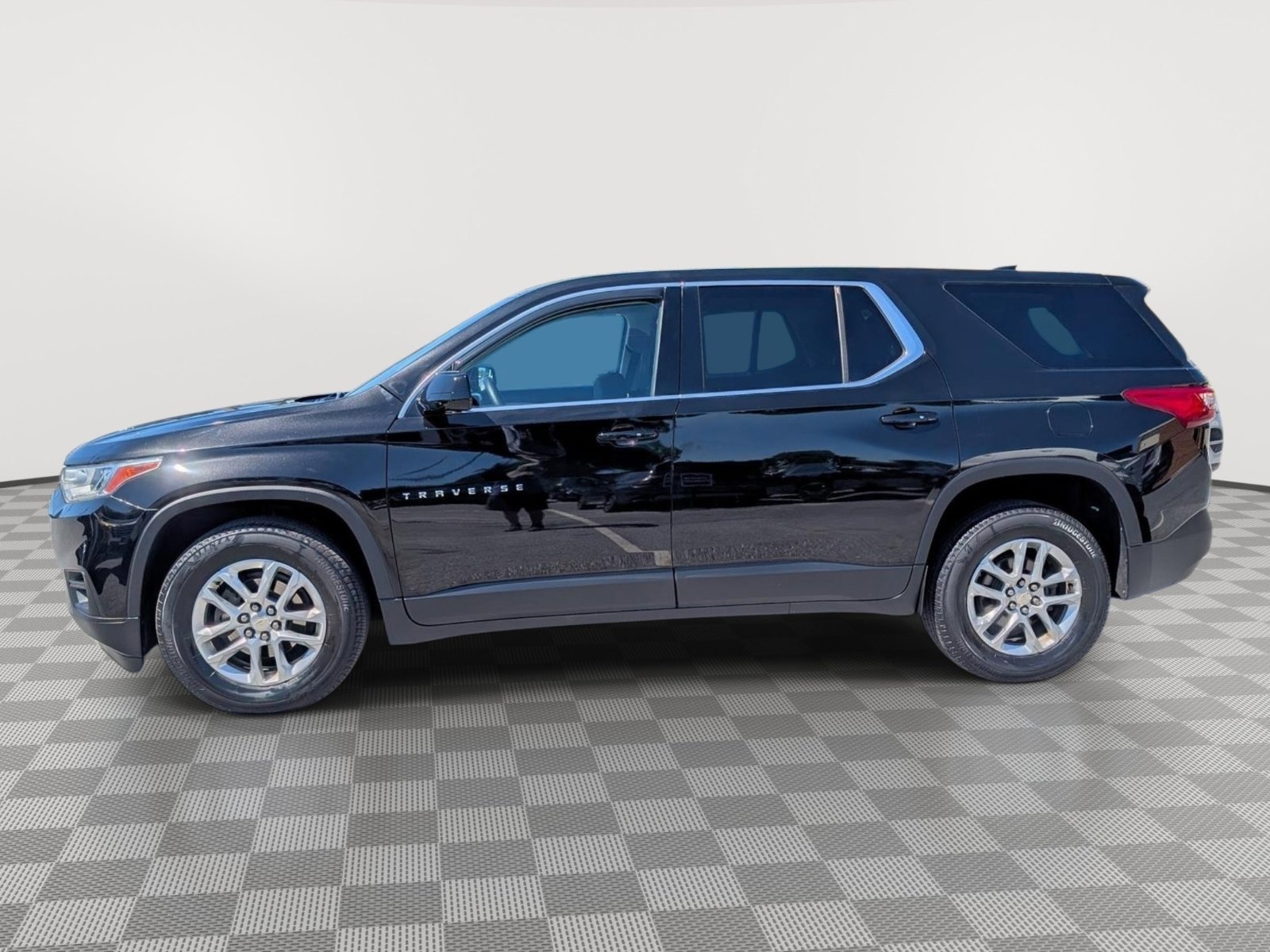 Used 2018 Chevrolet Traverse LS FWD image 2