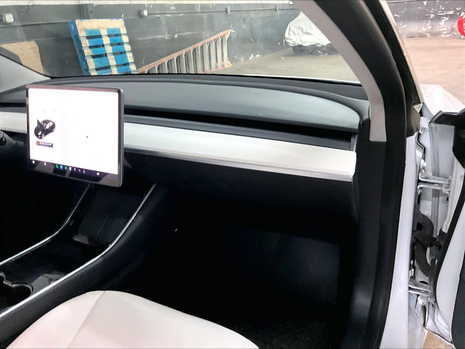 Used 2020 Tesla Model 3 Standard Range image 17