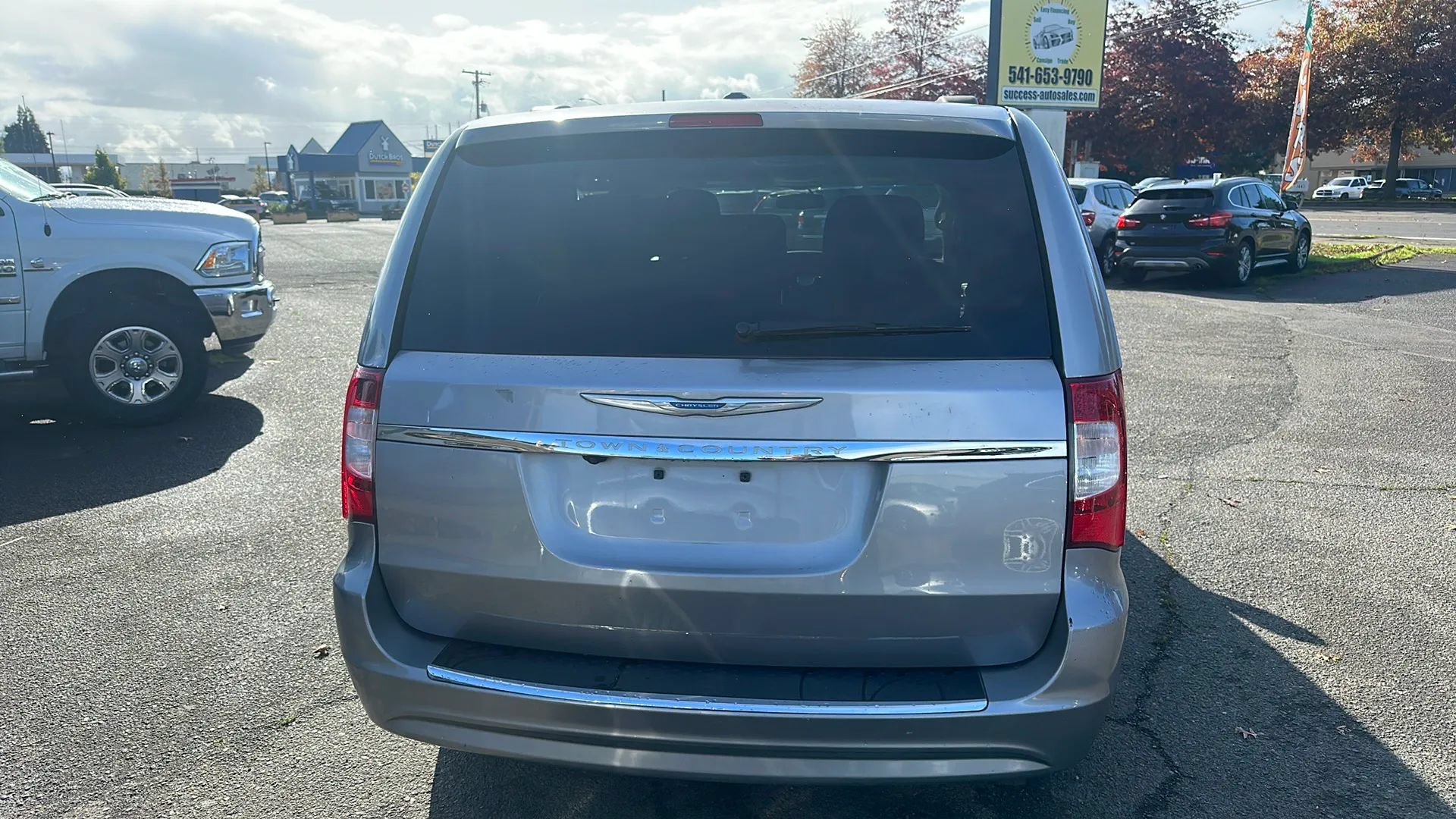 Used 2016 Chrysler Town & Country Touring FWD image 4
